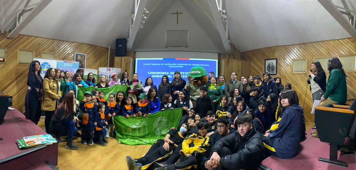 MMAaysen's tweet photo. Estamos felices de entregar las banderas de certificación a los establecimientos que se suman o siguen avanzando en nuestro Sistema de Certificación Ambiental #SNCAE
Son 92 los colegios, liceos y jardines infantiles en la región que han adherido a este compromiso voluntario 💚 https://t.co/E8l63acPcp