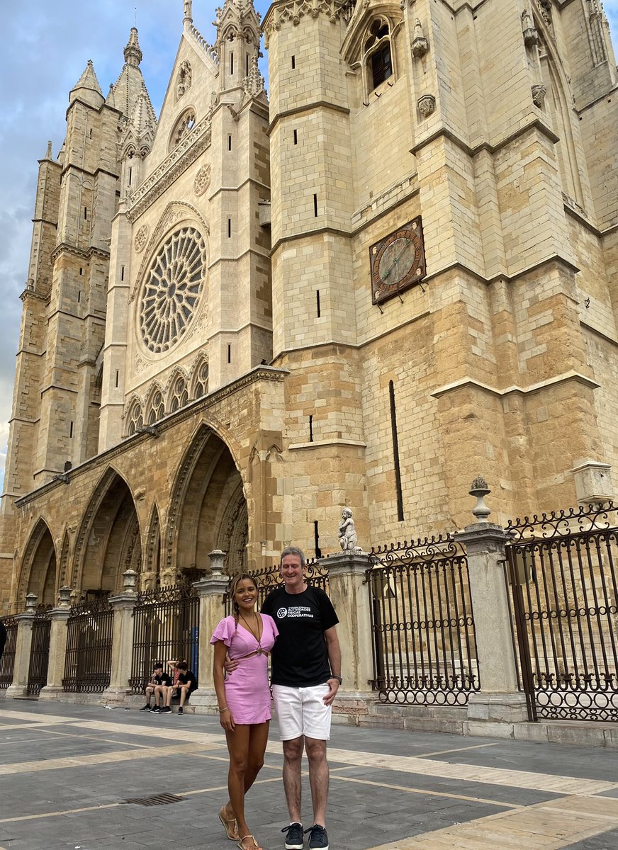 analeaop's tweet photo. “Enseñar no es transferir conocimiento, es crear posibilidades para su propia producción o construcción” (Paulo Freiré). Estos referentes nos enseñan a volar 🦋💙 Y volamos!!! @dhortiguela1 @Angel_P_Pueyo https://t.co/4gBoZ6CYrV