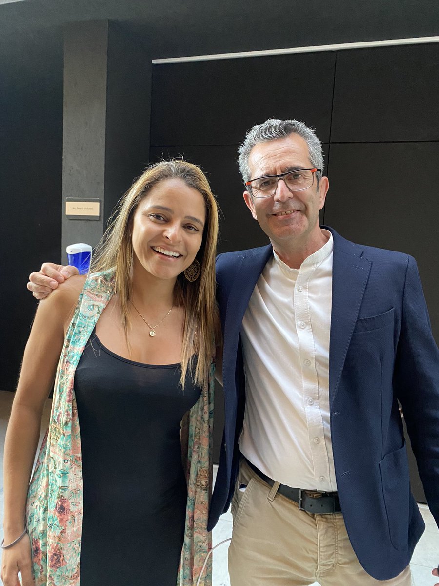 analeaop's tweet photo. “Enseñar no es transferir conocimiento, es crear posibilidades para su propia producción o construcción” (Paulo Freiré). Estos referentes nos enseñan a volar 🦋💙 Y volamos!!! @dhortiguela1 @Angel_P_Pueyo https://t.co/4gBoZ6CYrV