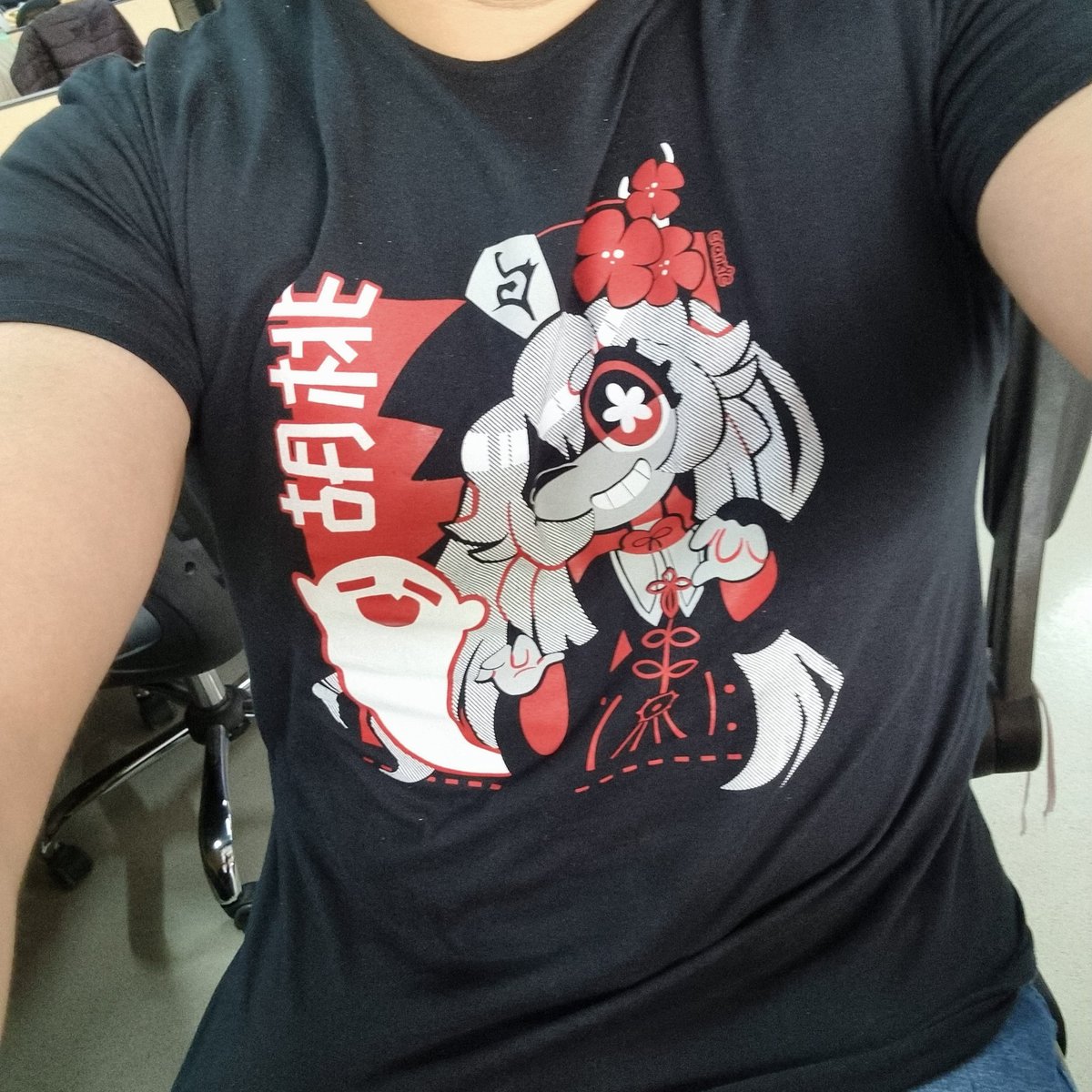 Estrenando mi camiseta de Hu Tao de @crankiereddy. #GenshinImpact