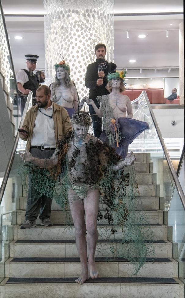 Absolute scenes at the @IMOHQ drinks tonight until the police came – but not before our Poseidon and his merfolk eyeballed useless IMO Secretary-General Kitack Lim to get him to #SortHisShipOut on global dirty shipping carbon emissions! #SortYourShipOut #ShippingChange #MEPC80