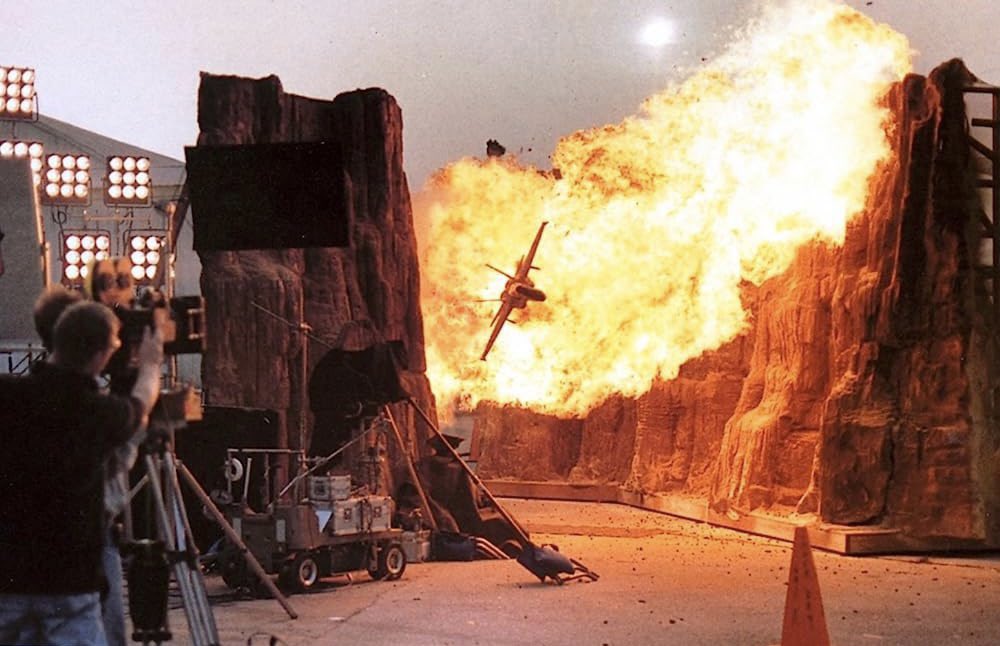 HumanoidHistory's tweet photo. Behind the scenes of INDEPENDENCE DAY, released on this day in 1996. https://t.co/bH1qpNh40A