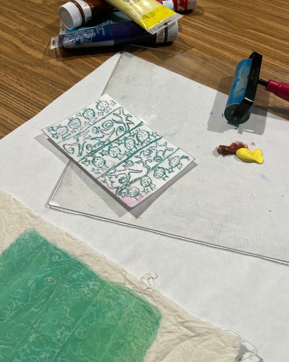 SDMA's tweet photo. Join us Thursday, July 6 for another opportunity to create Henry Moore-inspired relief prints on textiles! 👨‍🎨 #StudioArtWorkshop attendees will enjoy a docent-led gallery tour of the “#OKeeffeAndMoore” exhibition to learn about these artists’ work and inspiration. https://t.co/zbE1RbWaxO