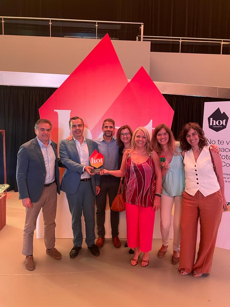 SomosSacyr's tweet photo. 🙌Enhorabuena al #equipo de @CafestoreR
🏆#Cafestore ha sido reconocida como mejor empresa nacional de #restauración en los premios #HotConcepts23 (categoría #viajeros)
👪¡Gracias a los más de 5 millones de clientes anuales por confiar en nosotros!
#SomosSacyr @RN_revista https://t.co/vdXs6RCNBY