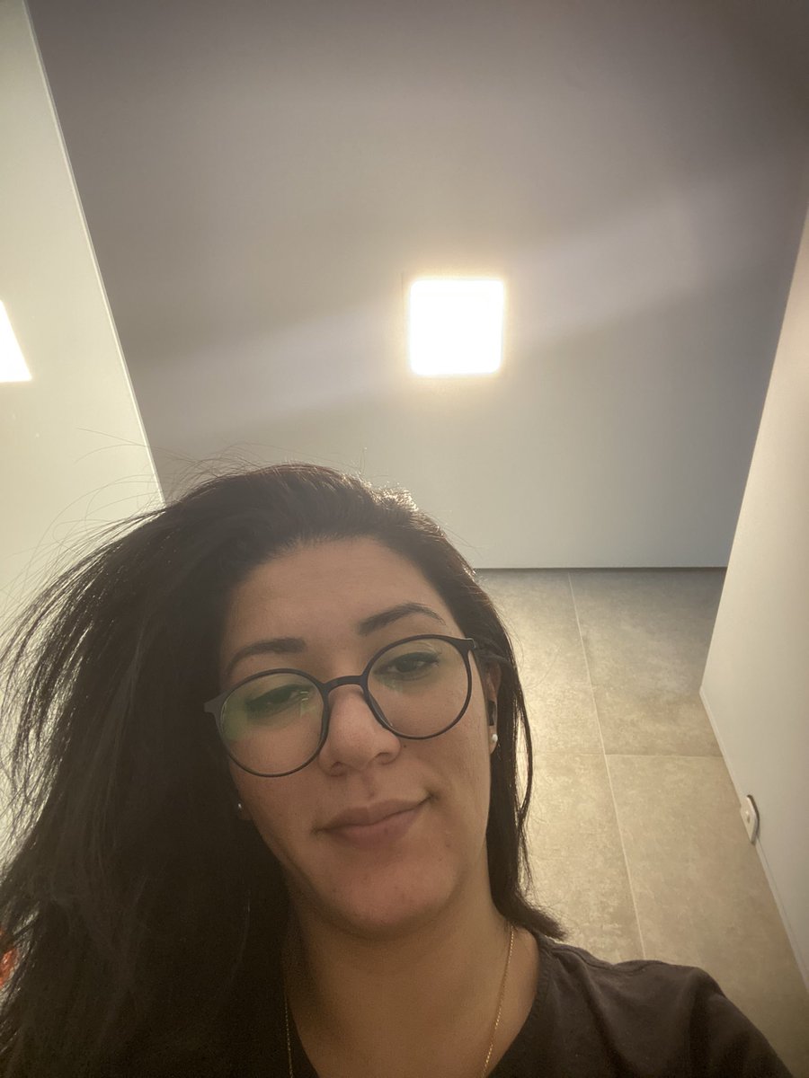 leletcorreia's tweet photo. No banheiro da firma tem uma cabine que tá sempre vazia quando eu entro, mas ela é a única com uma luminária centralizada assim… Me sinto celebrada enquanto faço o básico https://t.co/LeRP1bNPsZ