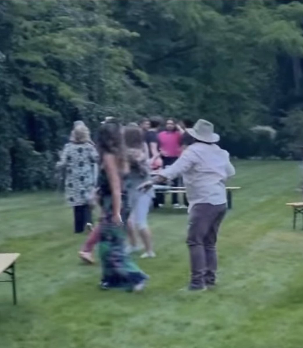 📷 Sebastian Stan recientemente junto a sus amigos. (Sí, está usando una remera rosa 😭🫶🏼)