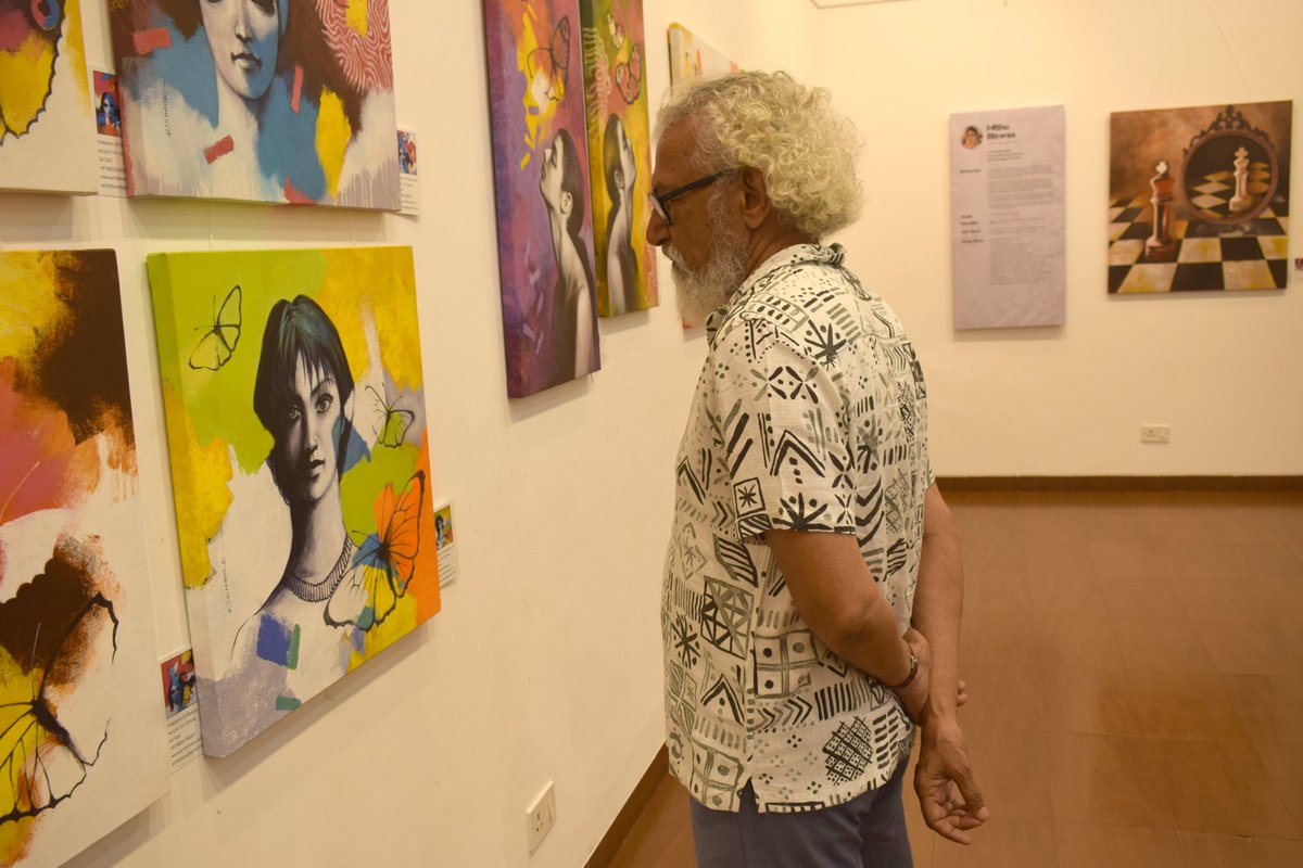 Prakash Bal Joshi was in my show at Nehru Center, Mumbai
#freedomofbeauty #prakashbaljoshi #nehrucente #kishorepratimbiswas #indianwomenbeauty #Indianartist #Indianpainting #Mumbaiexhibition #nehrucentreartgallery #mumbaiartgallery #freedomofbeauty