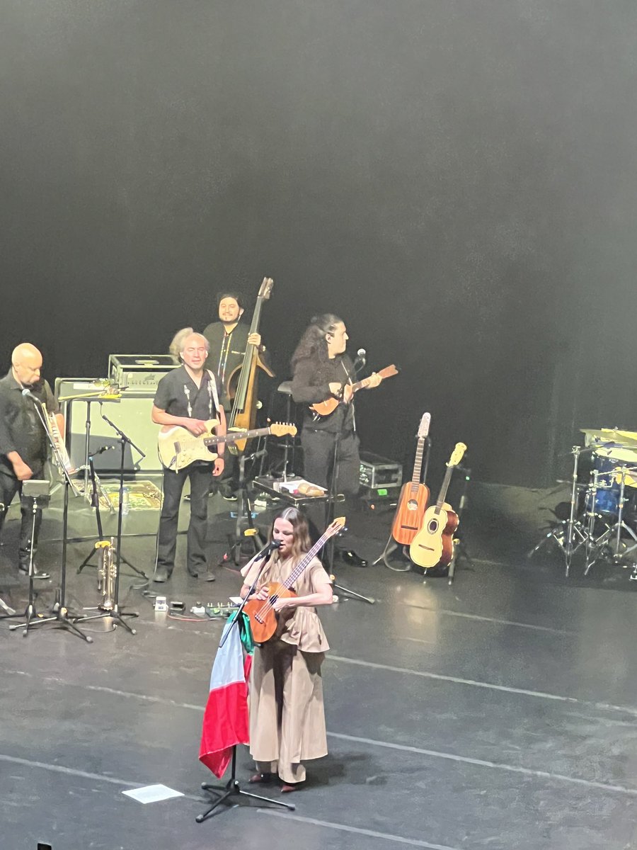 lunecas's tweet photo. Sigo saboreando el hermoso concierto de @lafourcade_EC anoche en el Olympia. Pura finura https://t.co/zuwGBShayQ