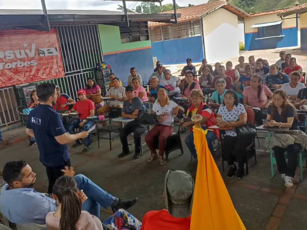 pinfantea's tweet photo. ¡Ley Orgánica de los Consejos Comunales desplegada por toda Venezuela!👏🏾

Durante este fin de semana la Brigada 256 realizó más de 120 asambleas en los 24 estados del país para la difusión y debate sobre la reforma de la Ley que es de suma importancia para el Poder Popular.📍 https://t.co/MMwfHeK1HN