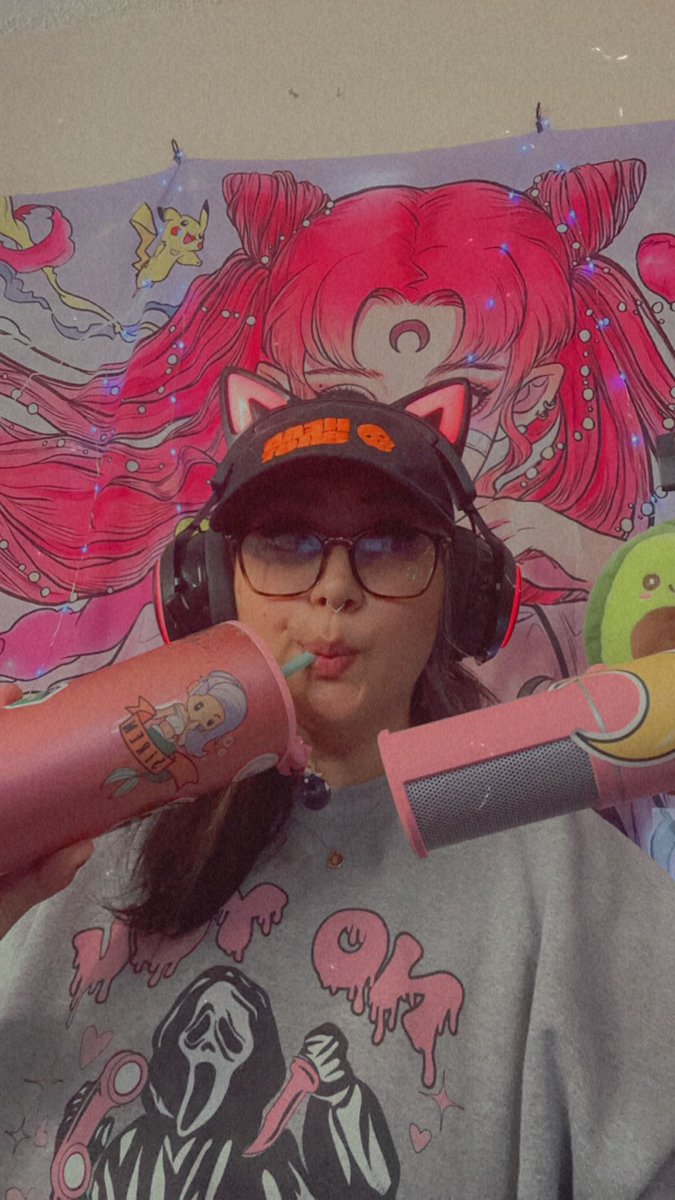 sirens_beauty's tweet photo. Whose down for a quickie? #lunchbreak #streamweek #escapefromtarkov #gamergirl #twitchstreamer https://t.co/WctlZsyutj https://t.co/mp4sSn3HsT