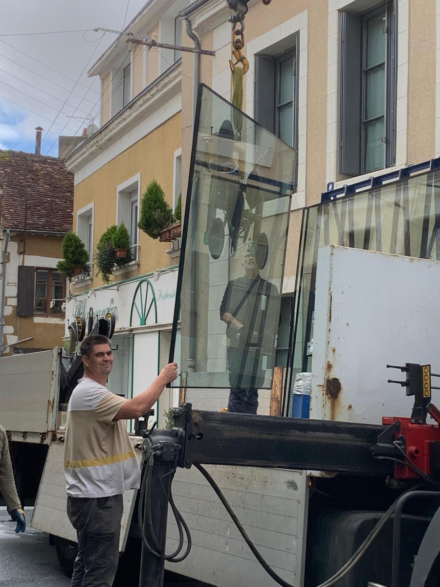 vivrelevroux's tweet photo. Plus de 30 ans après la fermeture de l’ancienne #épicerie Robin, une nouvelle #vitrine a été installée ce 3 juillet rue Nationale, avant l’installation de boiseries. Dans quelques semaines, une nouvelle épicerie ouvrira ses portes ! #Levroux #PetiteVilleDeDemain #Commerce https://t.co/KScTQY45Df