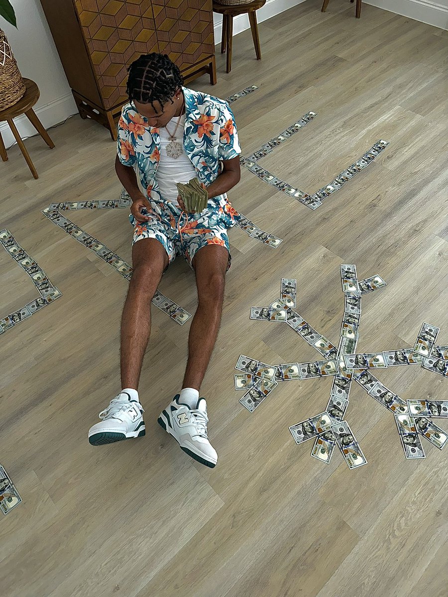 kainpme's tweet photo. They sat me down like I wasn’t outta space now I gotta go back to the moon 🌙🧡 #PME https://t.co/TgiLCnVPMC