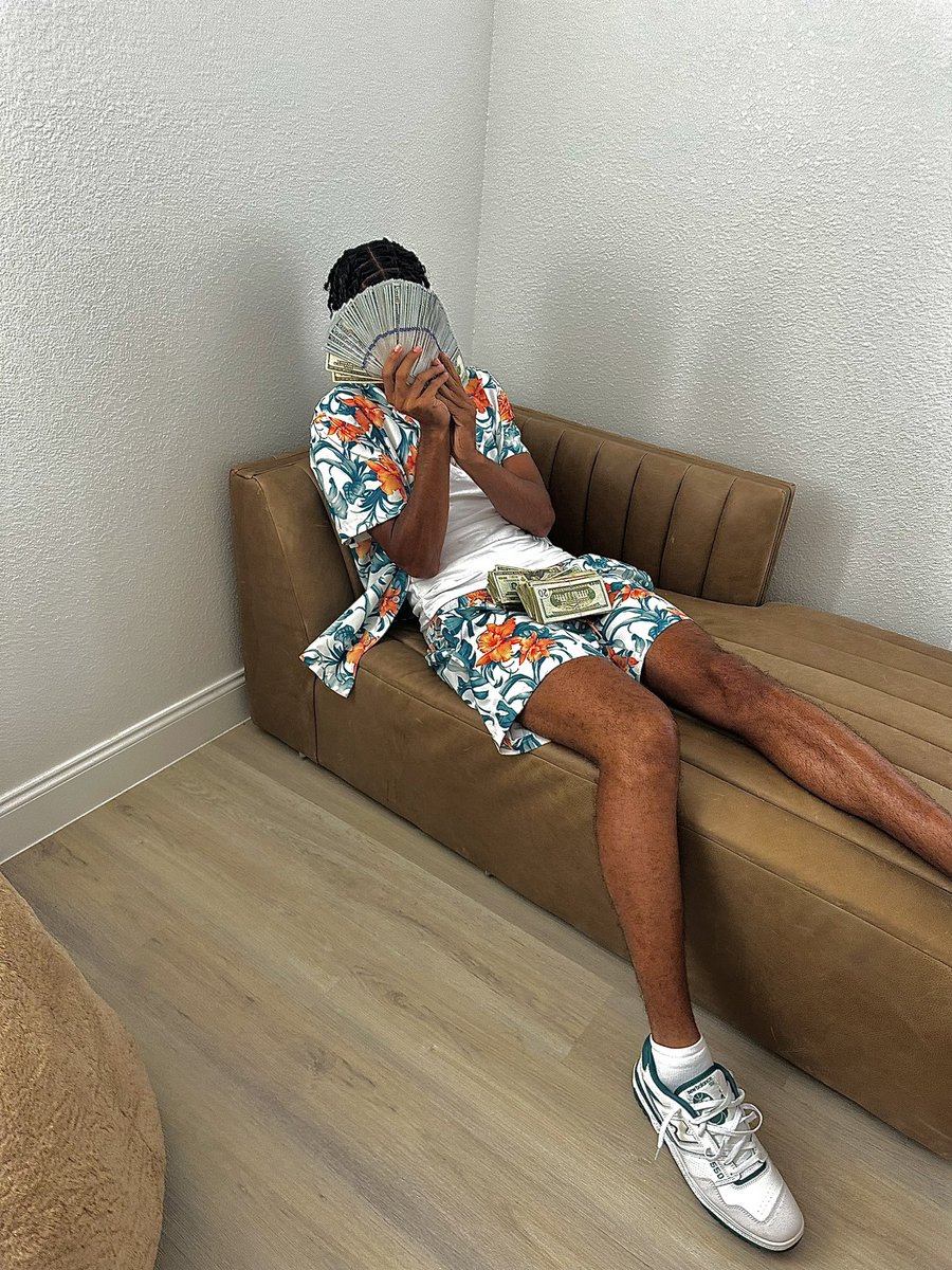 kainpme's tweet photo. They sat me down like I wasn’t outta space now I gotta go back to the moon 🌙🧡 #PME https://t.co/TgiLCnVPMC