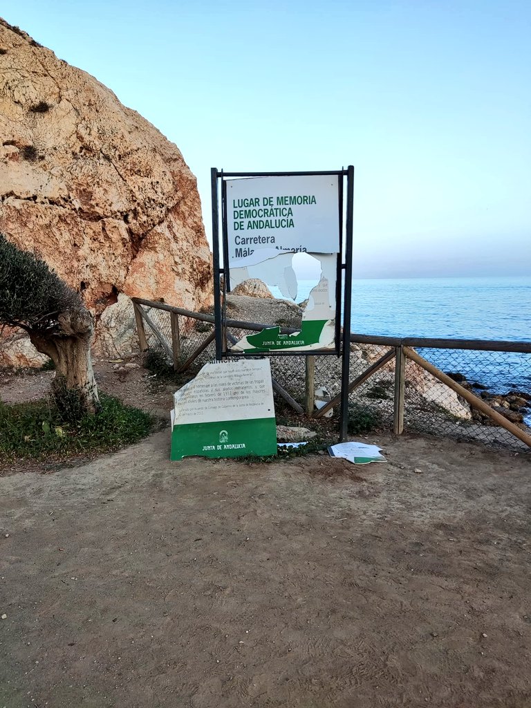 ManelMarquezB's tweet photo. Vienen tiempos de "noche y niebla"
Hoy, los ultraderechistas han destrozado la placa de homenaje a las víctimas de "La Desbandá" en #Málaga #Andalucia
Una de la mayores masacres fascistas de Europa. Unos 12.000 civiles asesinados cuando huían de los franquistas.
#MemoriaHistorica https://t.co/pRJ3SIOBXV
