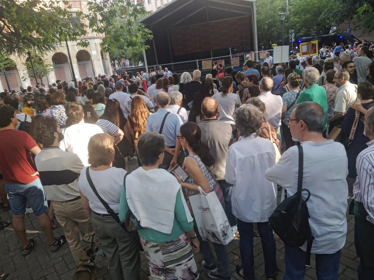 otroprisma1's tweet photo. Protesta vecinal en la Plaza de la Cruz de Iruñea ante la construcción de un innecesario parking

Talado masivo de árboles, ruidos, afecciones medioambientales, negociete hormigonado y la puntilla del maltrecho comercio vecinal

Reedición del desastre de la Plaza del Castillo ? https://t.co/Zj1xND6ir5
