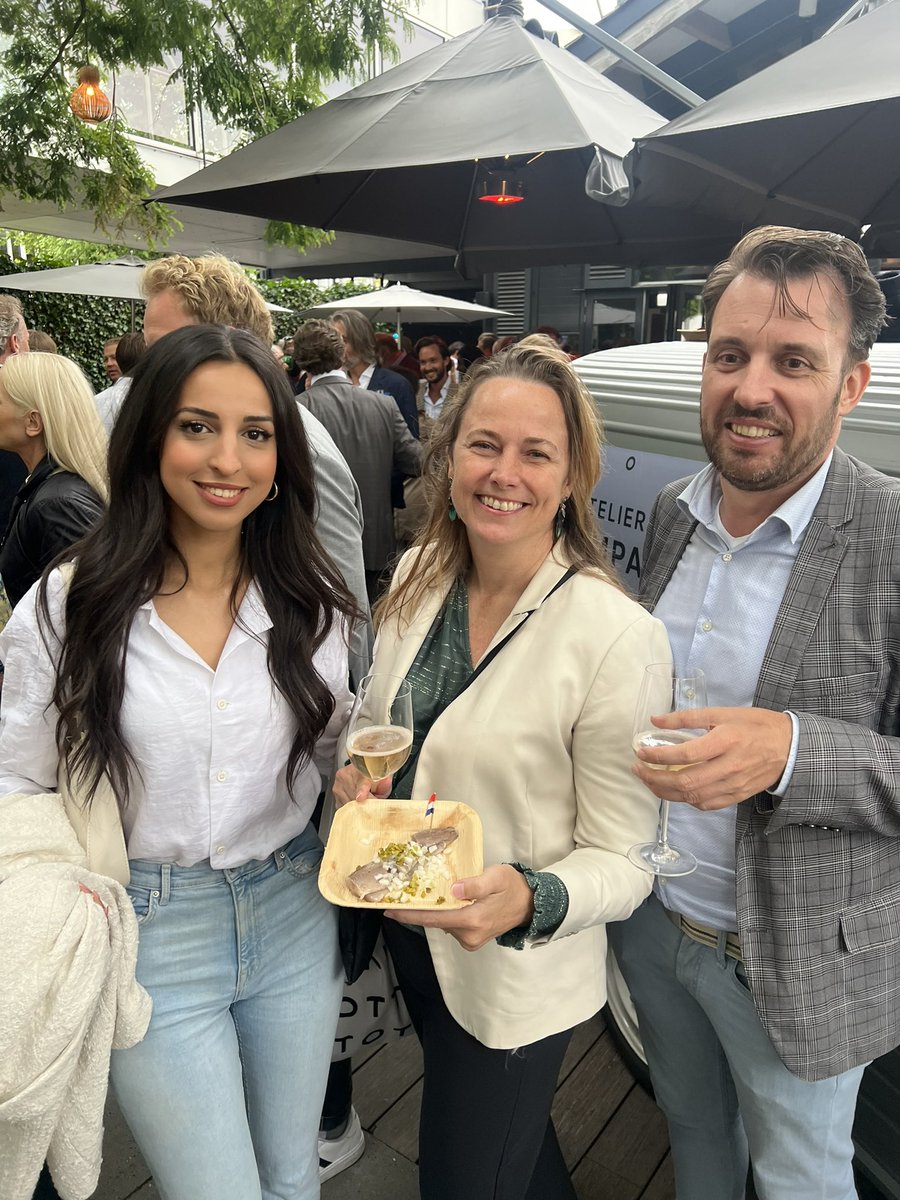 Weer een gezellige middag bij de #haringpartij. Veel interessante mensen ontmoet waaronder <a href="/miriamhulsmann/">Miriam Hülsmann</a> en van Nora Ait Boubker en <a href="/jan_bert/">Jan-Bert Vroege 🏳️‍🌈 🏠🚿🧹📻🎼</a> van <a href="/d66amsterdam/">D66 Amsterdam</a>