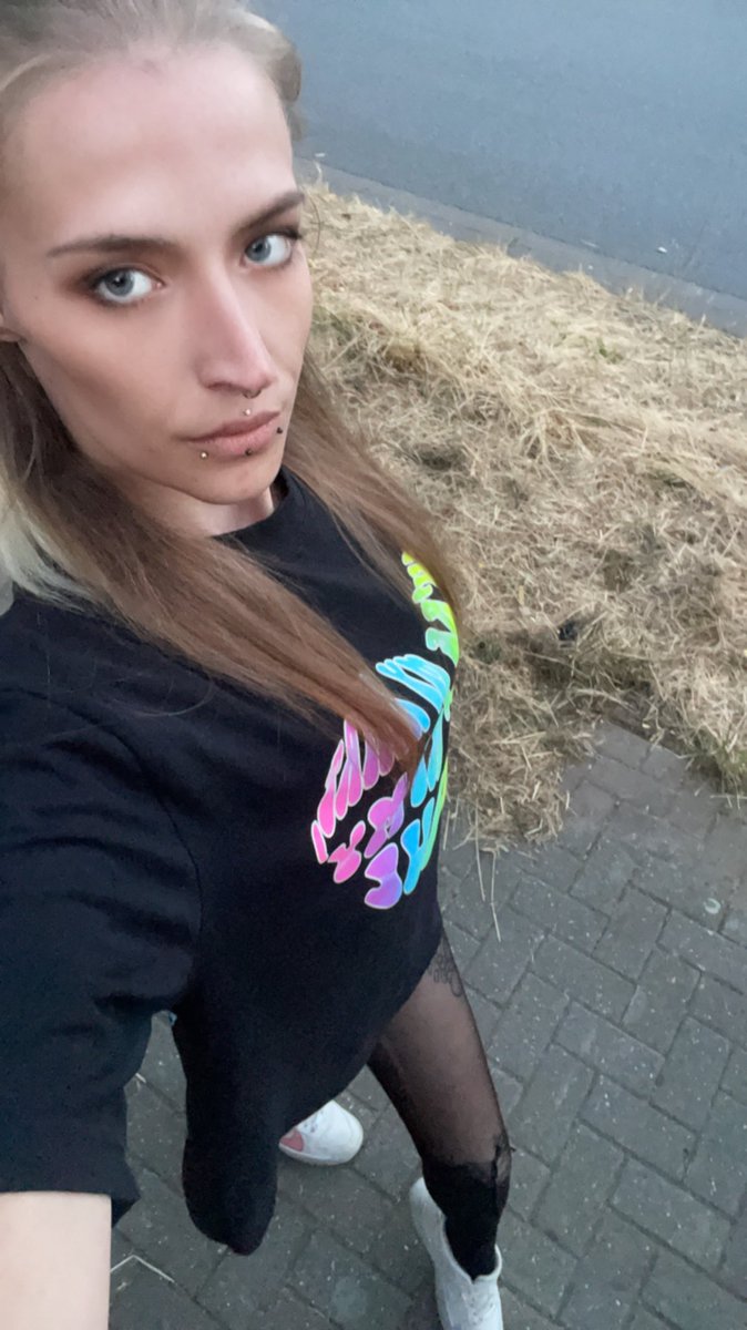 Geldher04419373's tweet photo. Na ihr loser 😉 habt ihr mich sehr vermisst 😘 ich bin zurück und gnadenloser als zuvor bewirb dich anständig https://t.co/X1QH2j8GeW
-Findom -Geldherrin -Zahlsklave -Abdrücken @RT_slave9 @rt_feet @stupidloserfuck @findomhome https://t.co/8nHaV4vGy2