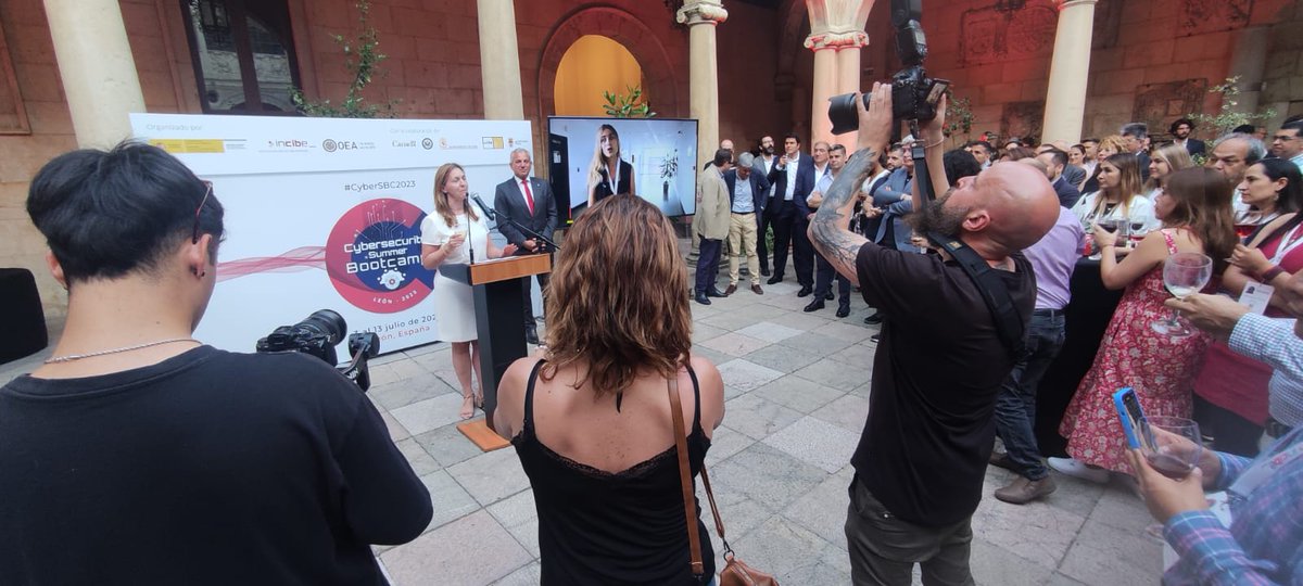OEA_Cyber's tweet image. Disfrutando de la jornada de bienvenida y networking en el Palacio de Los Guzmanes de León 🇪🇸. A los estudiantes, ponentes y expertos les esperan dos intensas semanas de formación y debate sobre #Ciberseguridad en #CyberSBC2023 👩‍💻🧑‍💻