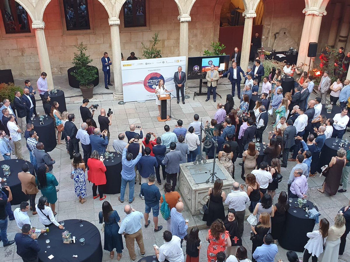 OEA_Cyber's tweet image. Disfrutando de la jornada de bienvenida y networking en el Palacio de Los Guzmanes de León 🇪🇸. A los estudiantes, ponentes y expertos les esperan dos intensas semanas de formación y debate sobre #Ciberseguridad en #CyberSBC2023 👩‍💻🧑‍💻