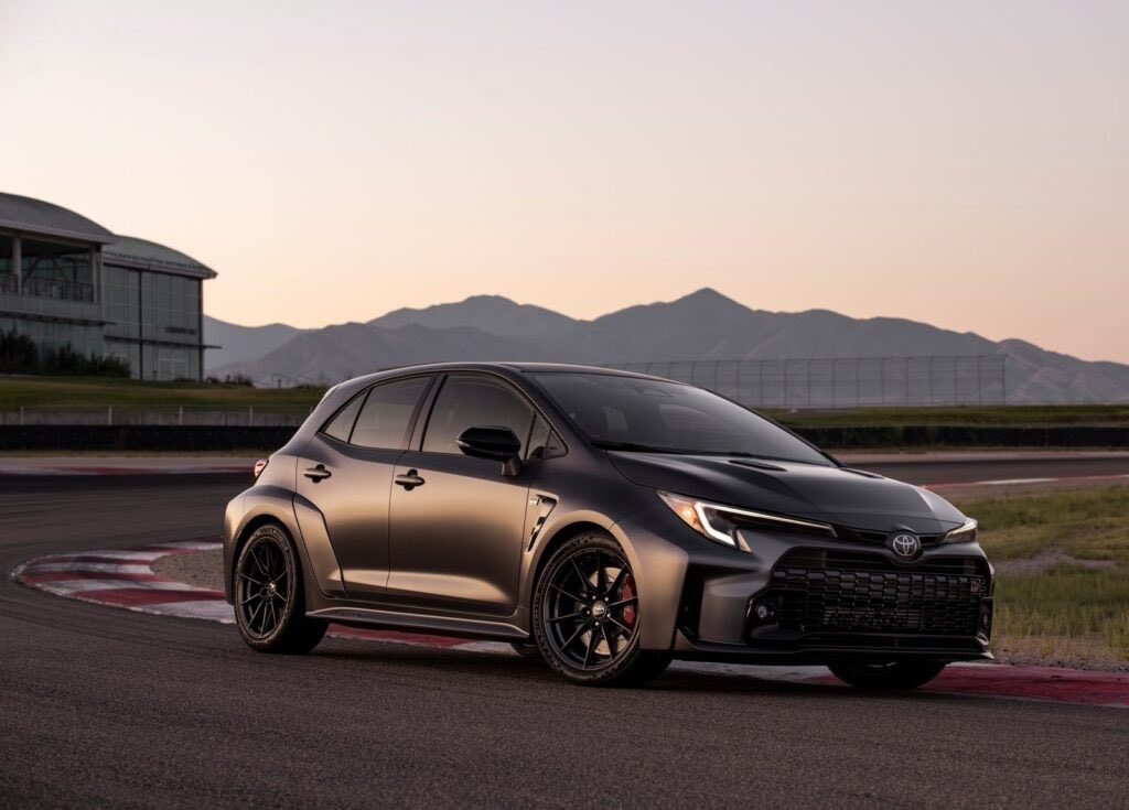 rodrigomb's tweet photo. A Toyota lançou o novo GR Corolla que chega para brigar diretamente com o Honda Civic Type R. O esportivo da Toyota é equipado com motor 1.6 de três cilindros, que rende 304 cv e torque de 37,7 kgfm de torque e conta com tração integral https://t.co/3oHLBPEC2U