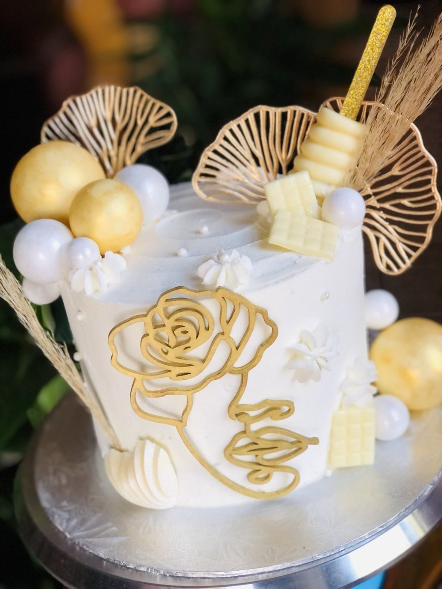 lights_di's tweet image. Still here to make your cake dreams come true. #StillWithYou #GirlTalkZA #lineart #JoburgsFinest