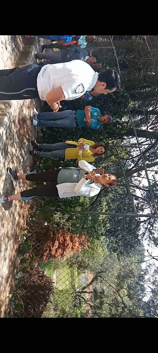 MarcelaOjeda23's tweet photo. Vecinos de calle mimosas desde 2015 han solicitado, se repare la calle y hoy que al fin se presenta personal de la alcaldía, está señora no deja trabajar  en beneficio de los habitantes de la calle. https://t.co/xSzSdIdfi2