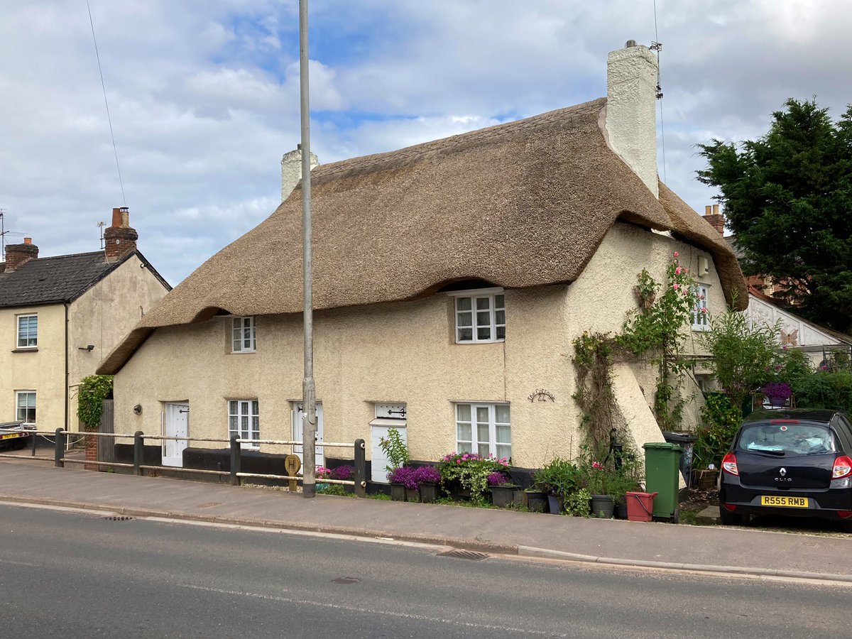 24 and 26 Main Road, Pinhoe. Cottage now divided into two dwellings. Thought to date from the 17th or 18th century. One of several thatched buildings located in the Pinhoe area of the city. #history #architecture #Exeter #Devon #England #UK