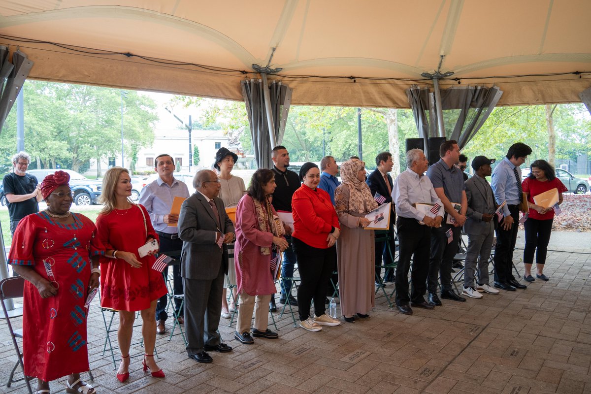 JFCSPgh's tweet image. In celebration of Independence Day tomorrow, help us welcome Pittsburgh's newest US citizens! We're so thankful for all who had a chance to witness and celebrate the Citizenship Ceremony with us on World Refugee Day. Have a safe and happy 4th of July! Photos by Hongsar Nyi Mhan