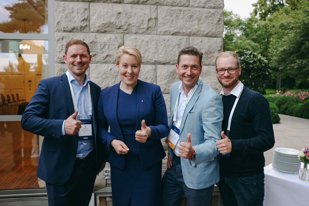 BerlinPartner's tweet photo. Tonight, the #AMBER research projects were presented for the first time at the #AMForum Berlin pre-networking event. 🌃In the summery atmosphere of the Würth Haus Berlin on Schwanenwerder at Wannsee, the participants were able to learn about the various topics of Berlin’s cutting-edge research. 💡 
In her acknowledgement speech, @FranziskaGiffey, Mayor and Senator of @SenWiEnBe, emphasized the importance of Additive Manufacturing for #Berlin as a technology hotspot.👏