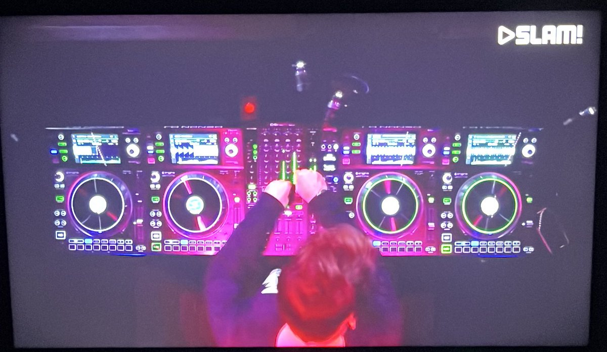 Watching old <a href="/OliverHeldens/">Oliver Heldens 🕺🏻🙌✨/💹🧲</a> sets in hope I can learn some better DJing skills 😂🔥He knows what he’s doing! 💣 (I don’t half the time lol) when I’m about to transition I loop 8 bars, then beat match, then turn off the loop at the start of the outro of the current song