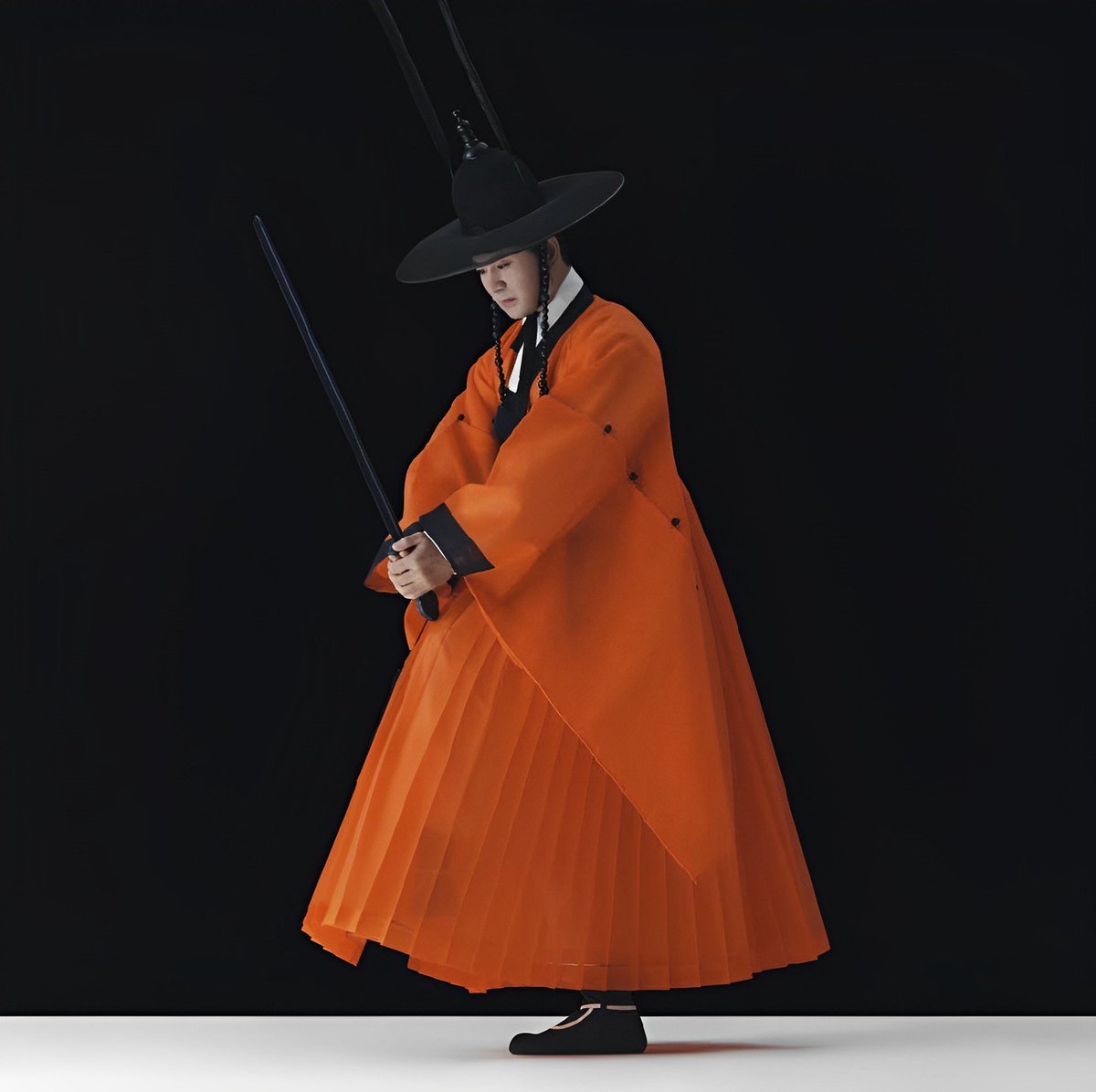 Orange officer’s uniform from the stage production of ‘Ilmu’ 일무 (English title: One Dance) by the Seoul Metropolitan Dance Theatre. Costumes and art direction by Jung Kuho.

©️ Sejong Center for the Performing Arts

#Korea #hanbok #한복 #일무 #OneDance