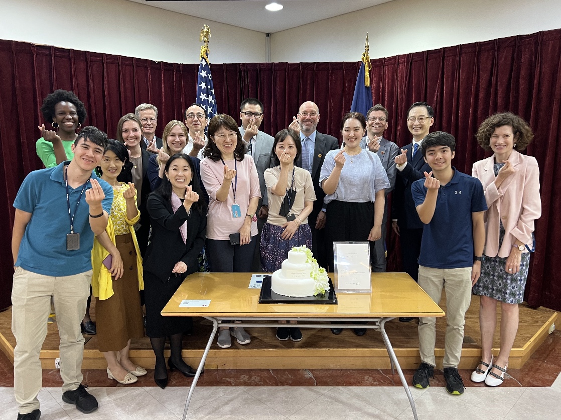 🙏 @President_KR for sending us this delicious cake and celebrating the 🇺🇸 247th #IndependenceDay with us!

#WeGoTogether #ROKUSAlliance