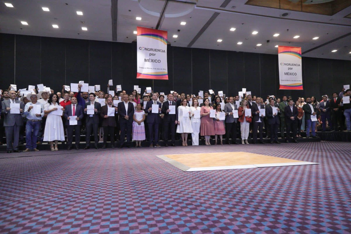 osoriochong's tweet photo. Nos constituiremos como un grupo que buscará fortalecer la democracia, dignificar la política y pensará siempre y únicamente en las y los mexicanos. https://t.co/FFSIBdgman