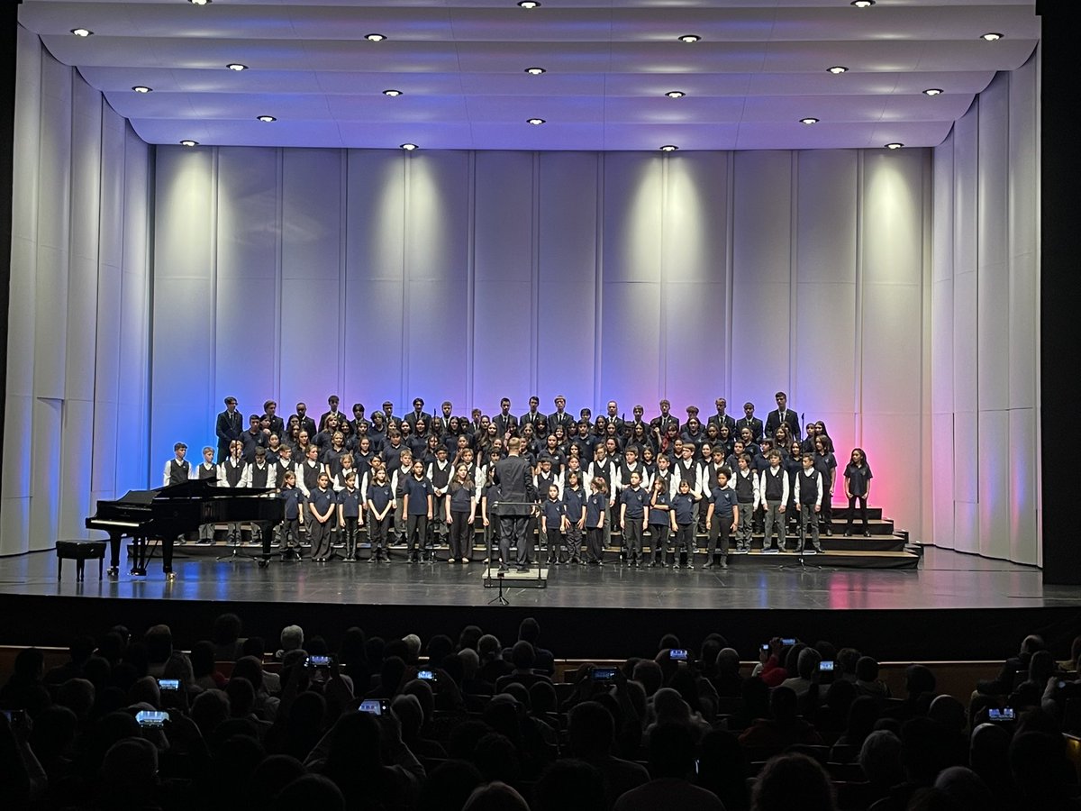 El Coro de Niños del Sodre junto a Les Petits Chanteurs du Mont-Royal.
Hermosa experiencia, hermoso intercambio cultural!

Felicidades y gracias, especialmente a <a href="/IsabelleValois6/">Isabelle Valois</a> 🇨🇦 🇺🇾