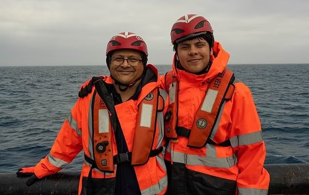 UHN_Plus's tweet photo. 🇵🇰 | ÚLTIMA HORA: Se publica una foto del multimillonario paquistaní y su hijo momentos antes de embarcar en el sumergible Titán. https://t.co/gw4bJyCrU5