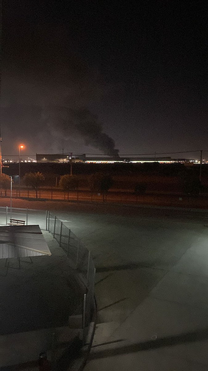 Emergencias365's tweet photo. #AHORA #PUDAHUEL 🇨🇱

@CBQN de @BomberosdeChile procede con 3ra Alarma de #IncendioEstructural en Pedro Jorquera con Puerto Madero, @impudahuel.

Avanzan Unidades del @CBLaGranja1950 @cbptealto @BomberosMaipu @CBConchali_1948 en Apoyo al @CBQN.

📷 RRSS

#EMERGENCIAS365 https://t.co/FTjaLc9tEn