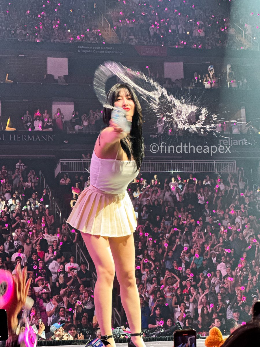 findtheapex's tweet photo. Blessed by Momo #twice #READYTOBE #READYTOBE_IN_HOUSTON #READYTOBE_IN_HOUSTON_D1 #twice5thworldtour #momo https://t.co/wCidDKPirN