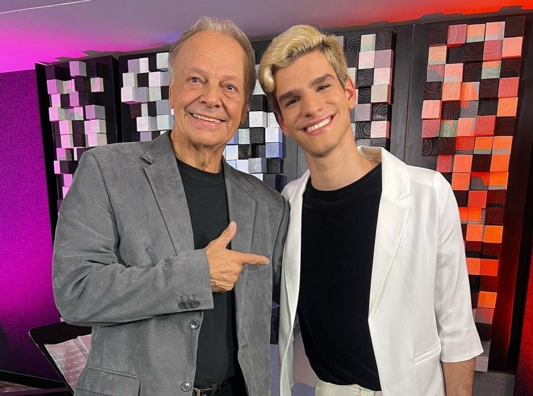 📸| Nueva foto de #NelsonCarreras para el programa @contigo_once, siempre brillando❤️.

#NelsonCarreras #lgbt #contigo #canalonces #music #MTVMIAW2023