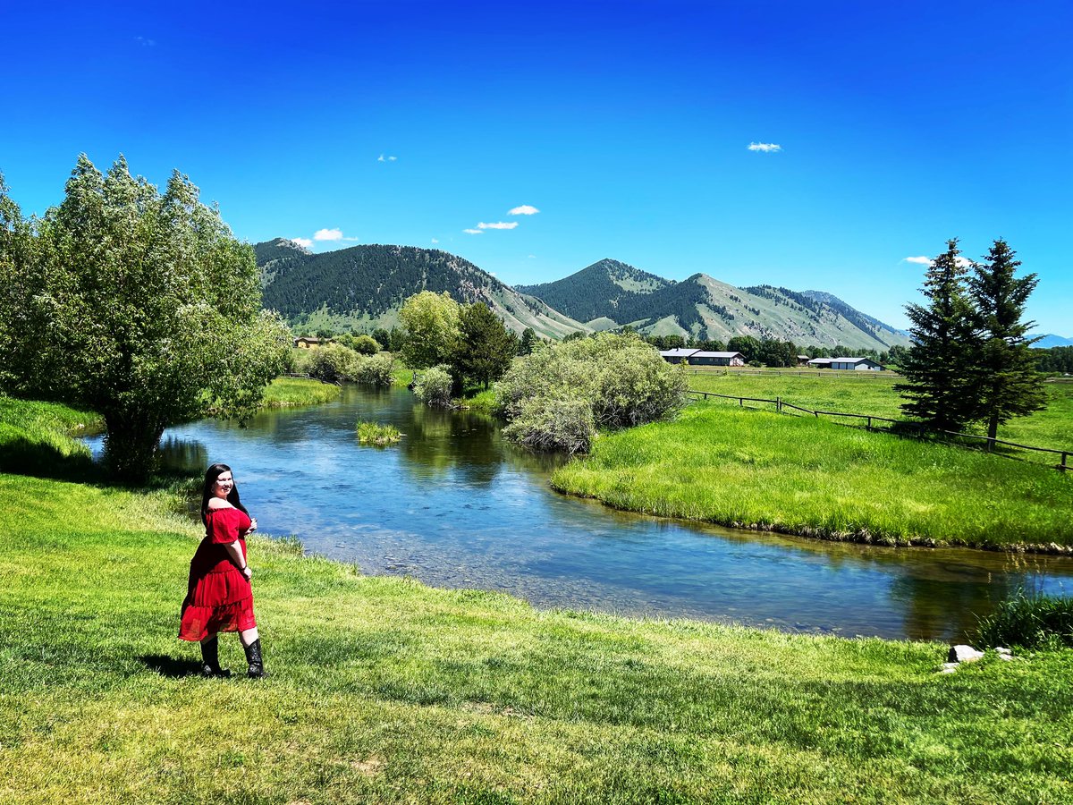 MissKels4's tweet photo. You can take the girl outta the country, but you can’t take the country outta the girl! #milliondollarview #jacksonhole https://t.co/26UpxvIBZj