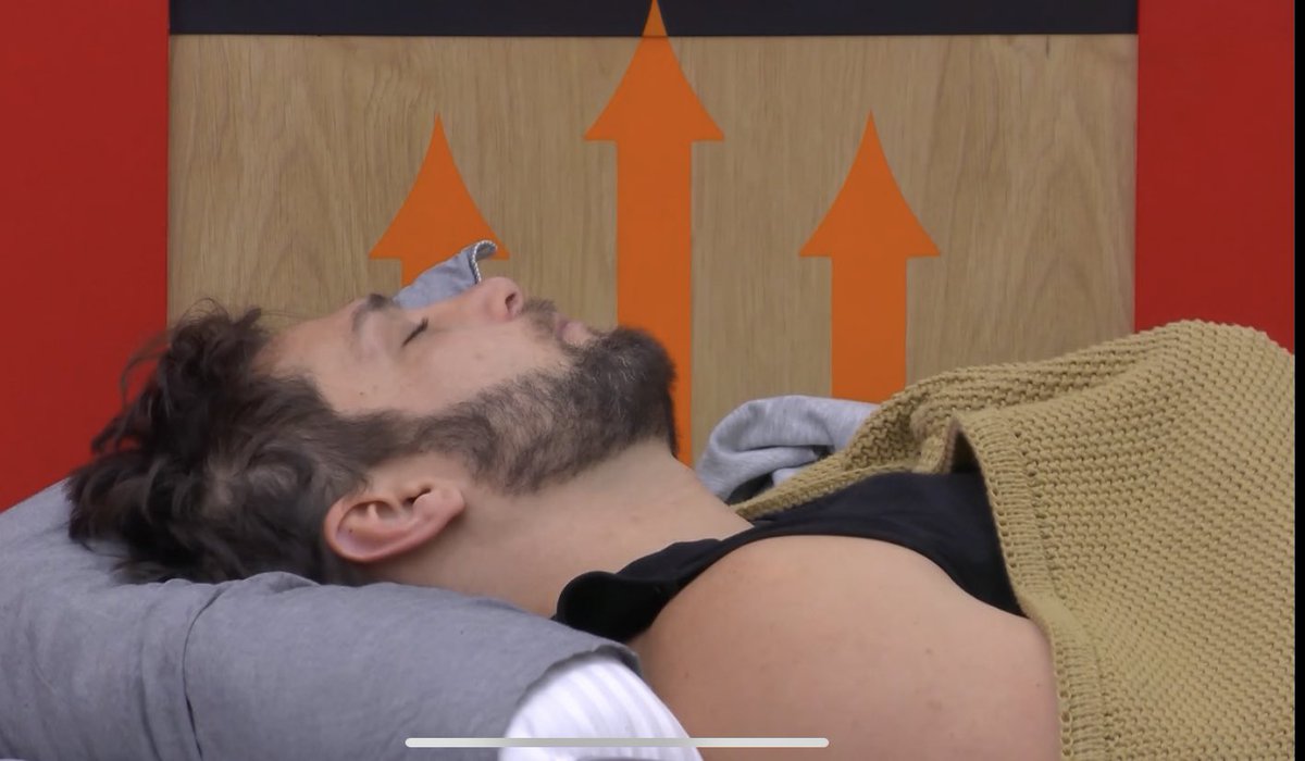 xmarrx_'s tweet photo. Te entiendo camarógrafo a mi también me gusta Nicola hasta cuando duerme jajaja

 #LaCasaDeLosFamososMx https://t.co/vemc2HbviB