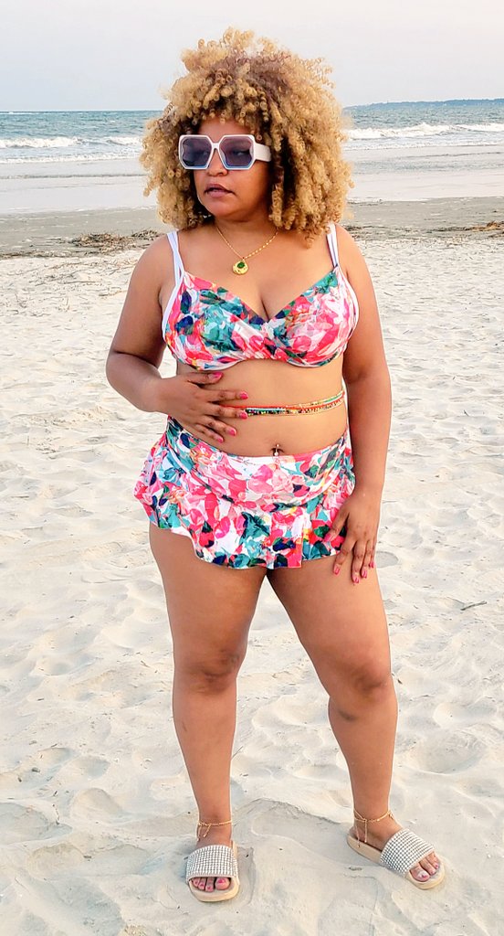 thinalowe's tweet photo. In order to exude beauty out to the world 🌎, you must first BELIEVE internally that you are #beautiful 😉.
#thinalowe #thina #beachvibes #beachlife https://t.co/dkCZhZACPu