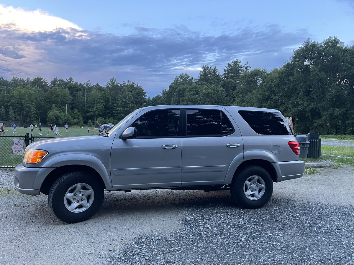 UncoolAlvarado's tweet photo. Tow hook delete, running board delete, roof rack delete, 20 percent tint, this bitch looking cleannnn (led lights for the front coming up next) https://t.co/wLd2r7whlc