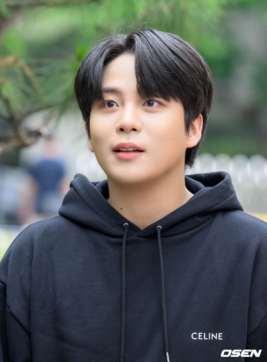 allybools's tweet image. I just wanted to see what Jongho would look like with split dye hair and now I need this to exist and I know it wont.  What have I DONE???