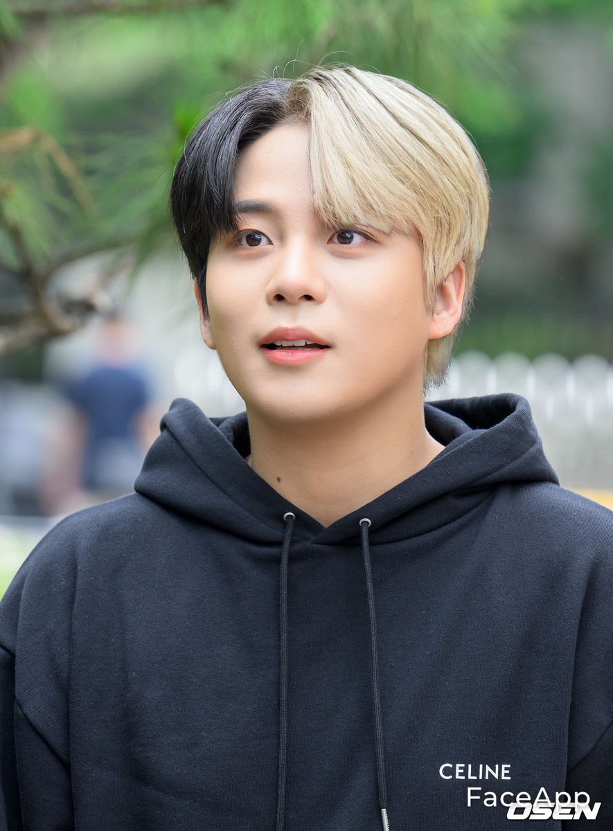 allybools's tweet image. I just wanted to see what Jongho would look like with split dye hair and now I need this to exist and I know it wont.  What have I DONE???