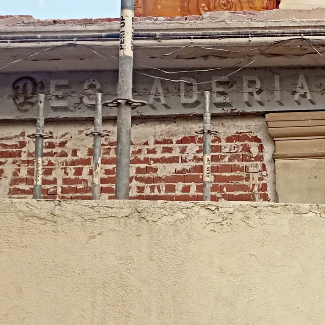 beagarcesm's tweet photo. La historia de una ciudad también es su #PatrimonioGráfico, rótulos que nos cuentan la vida de nuestros antepasados.
Hay ejemplos de ciudades en las que rótulos se han conservado, conviviendo con otras edificaciones o comercios.
¿Creen que podría hacerse algo @GuadalajaraAyto? https://t.co/4BNX05AgTs