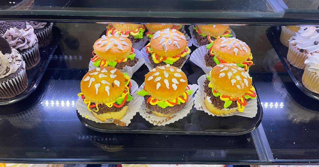 AdamsMarkets's tweet photo. OMG!  Look at those little hamburger cupcakes!  They are so adorable!  Great work by Robyn and her Bakery team in #DeepRiverCT!  Want more than just a cupcake?  No fear, they have the full size hamburger cake as well!
#FourthOfJuly https://t.co/Al9MrHfV1E