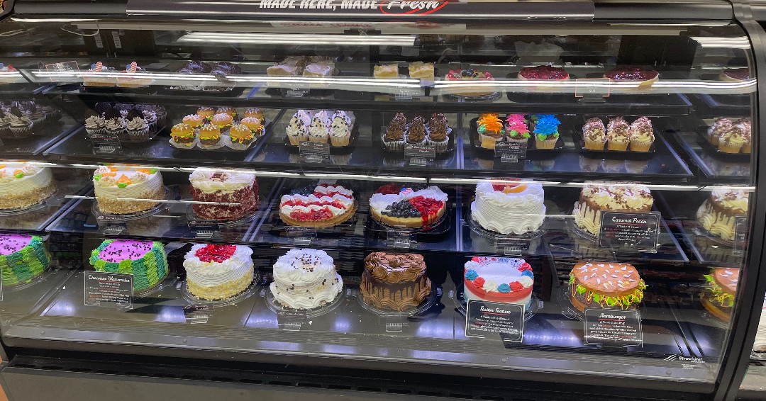 AdamsMarkets's tweet photo. OMG!  Look at those little hamburger cupcakes!  They are so adorable!  Great work by Robyn and her Bakery team in #DeepRiverCT!  Want more than just a cupcake?  No fear, they have the full size hamburger cake as well!
#FourthOfJuly https://t.co/Al9MrHfV1E