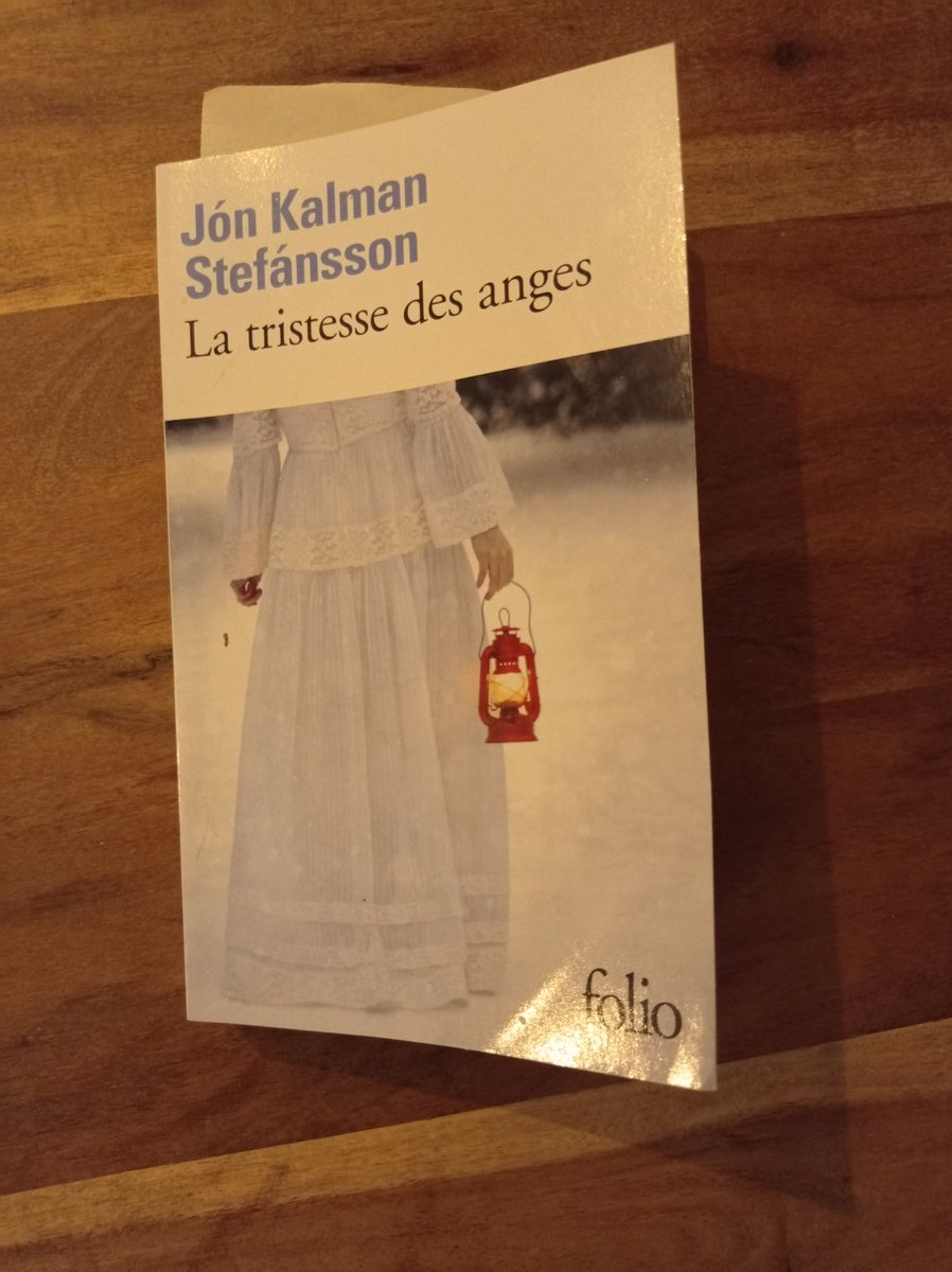 'Gisli s'avance sur sa chaise, on aperçoit un livre à reliure bleue dans la poche intérieure de la veste du directeur d'école qui ne sort jamais sans avoir au moins un ouvrage sur lui pour se préserver des désagréments du monde.' Jon Kalman Stefansson - La tristesse des anges