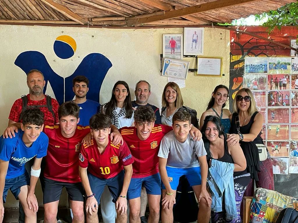 moskisa_tz's tweet photo. Our doors are always open for our friends and anyone who wants to join us. Just send us a message and we'll be happy to welcome you⚽️🇹🇿🇪🇸🤝 https://t.co/jdpJQrMnr6
