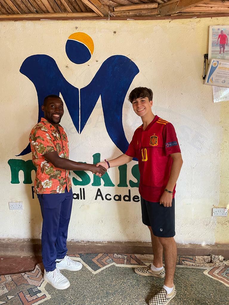 moskisa_tz's tweet photo. Our doors are always open for our friends and anyone who wants to join us. Just send us a message and we'll be happy to welcome you⚽️🇹🇿🇪🇸🤝 https://t.co/jdpJQrMnr6